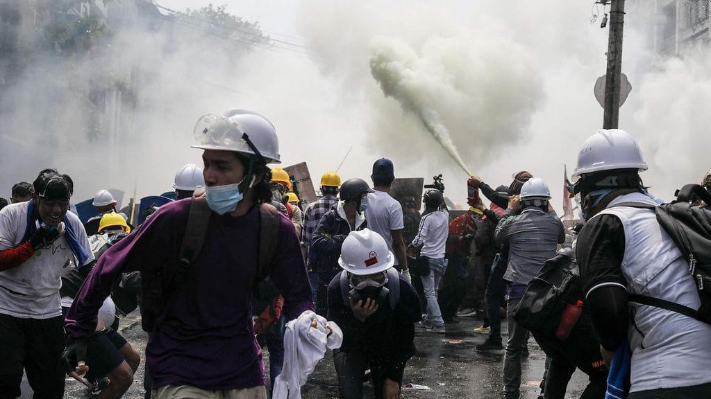 LK 3.3.2021 Myanmar mielenosoittajia