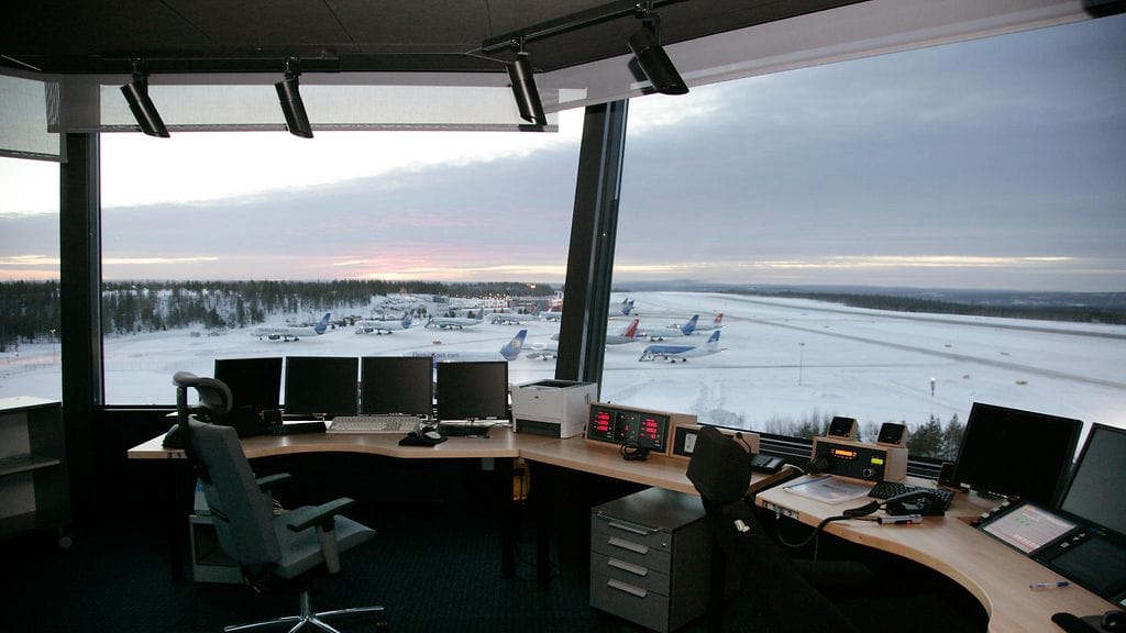 Kuvituskuva. Näkymä Rovaniemen lennonjohtotornista.