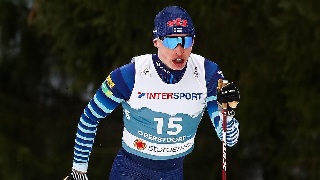 Iivo Niskanen hiihtää viestissä Suomen toisen perinteisen osuuden.