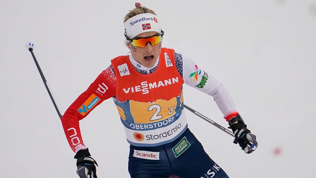 Norjan Therese Johaug lähtee ennakkosuosikkina lauantain kilpailuun.