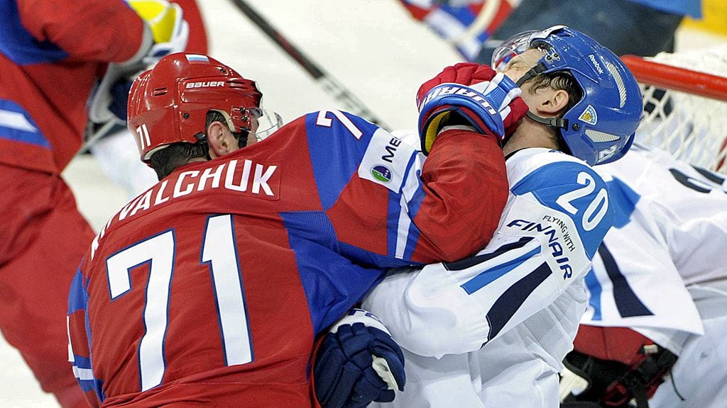 Ilja Kovaltshuk torppasi Janne Pesosen maalin edessä.