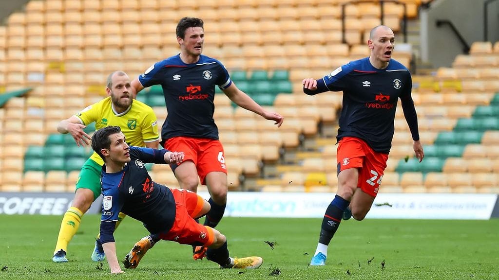 Teemu Pukki iski avauspuoliajalla kaksi maalia Lutonin verkkoon.