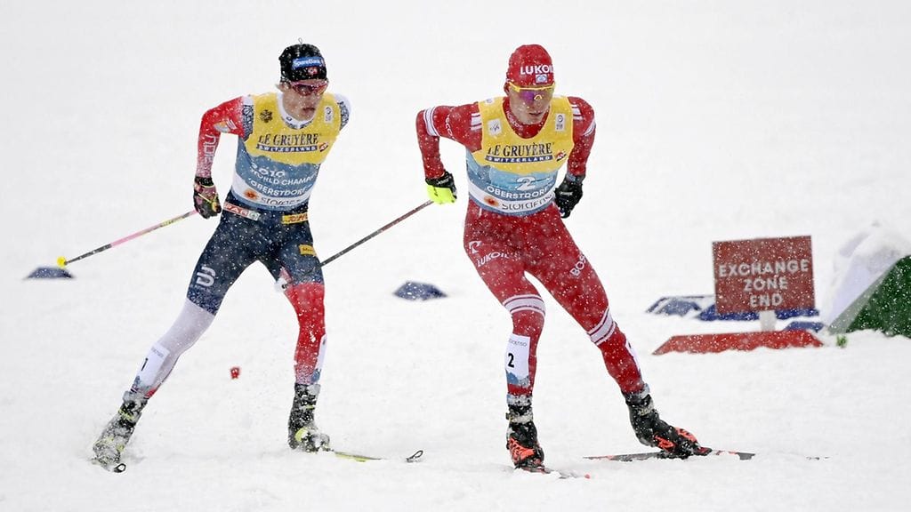 Norjan Johannes Hösflot Kläbo (vas.) ja Venäjän Aleksandr Bolshunov kävivät tiukan kamppailun miesten MM-viestin ankkuriosuudella perjantaina.