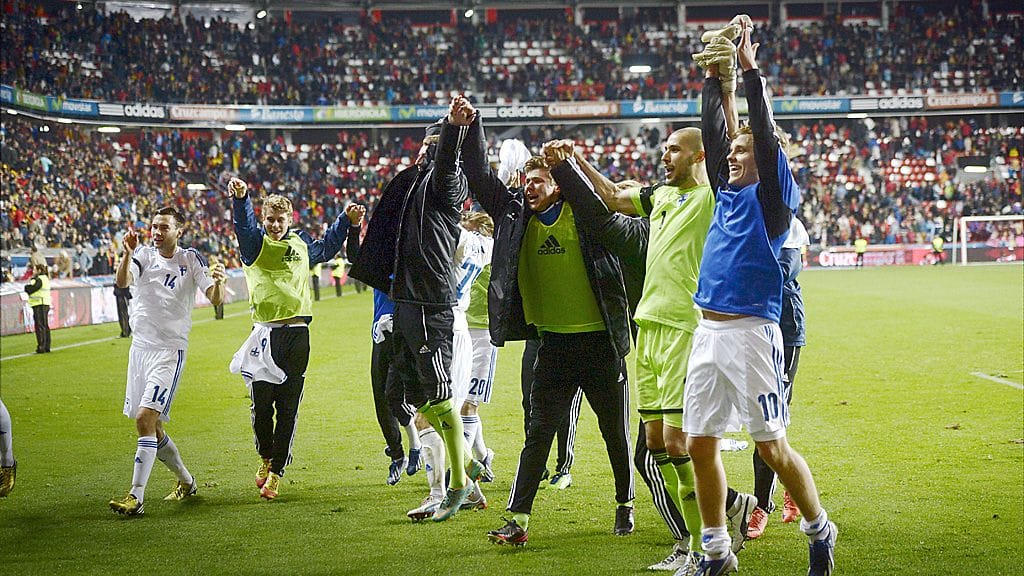 Suomalaispelaajat juhlivat Gijonin ihmettä kuukausi sitten.