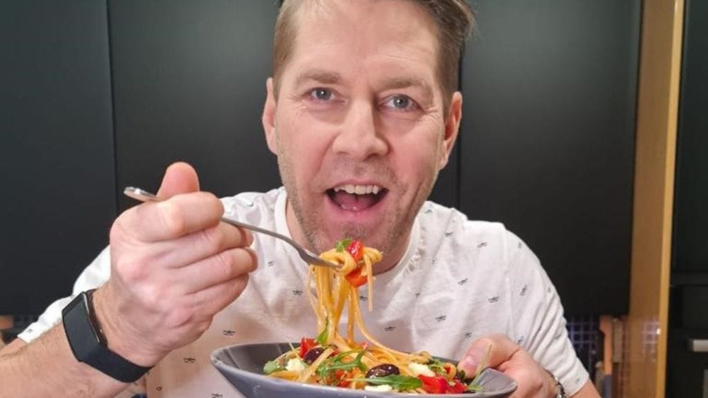 Harri Syrjäsen välimerellinen one pot -pasta valmistuu yhdessä kattilassa.