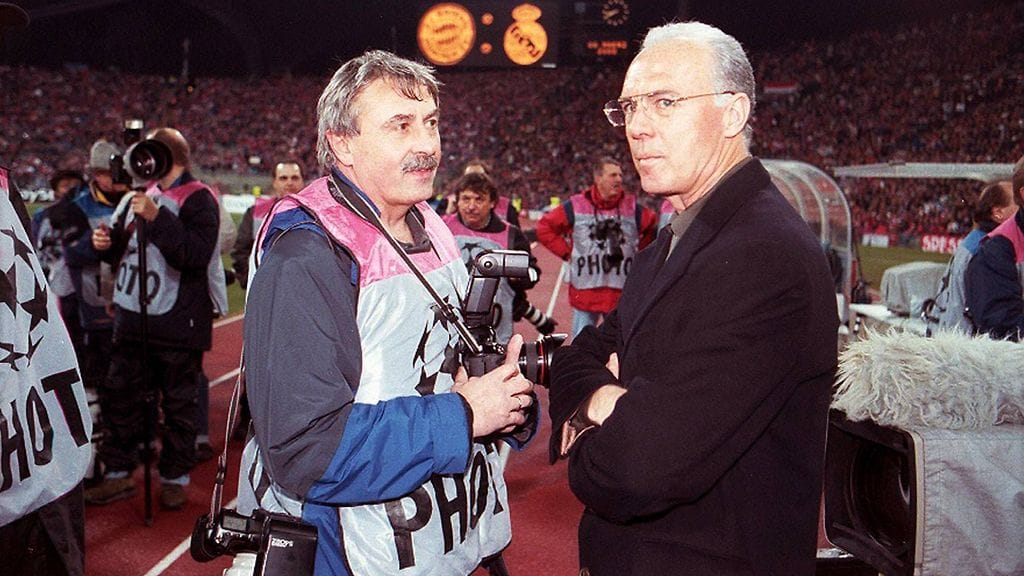 Hans Rauchensteiner (vas.) kuvattuna Bayern Münchenin puheenjohtajana toimineen Franz Beckenbauerin kanssa ennen Mestarien liiga -ottelua vuonna 2000.