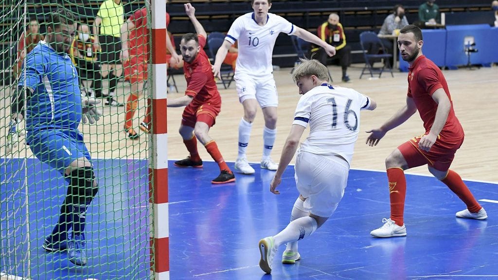 Suomen Juhana Jyrkiäinen (takana kesk.) syötti Jarkko Alasuutarille, joka teki maaottelu-uransa ensimmäisen maalin kantapäällä Montenegro-ottelussa.