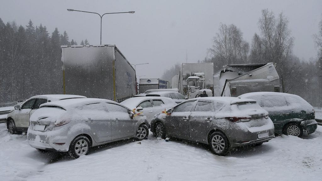 Kolaroituja ajoneuvoja Turunväylällä Espoossa 9. maaliskuuta 2021. Poliisin mukaan usean auton peräänajo katkaisi liikenteen Turunväylällä Espoon Ikean kohdalla.