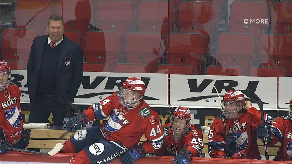 HIFK:n päävalmentaja Jarno Pikkarainen raivostuu Juha Jääskän heppoisesta jäähystä
