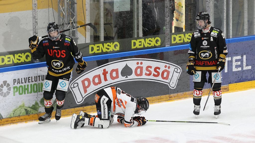 Jere Innala putosi polvilleen Shaun Heshkan osuttua häntä kasvomaskiin HPK:n ja Kärppien välisessä ottelussa.