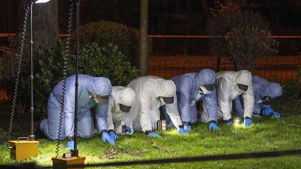 Sarah Everardin murhaa tutkivia tutkijoita