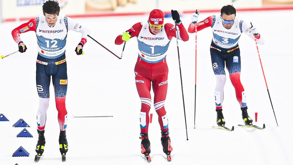 Aleksandr Bolshunov (kesk.) toivoi mahdollista yhteistä harjoittelua Johannes Kläbon (vas.) kanssa.