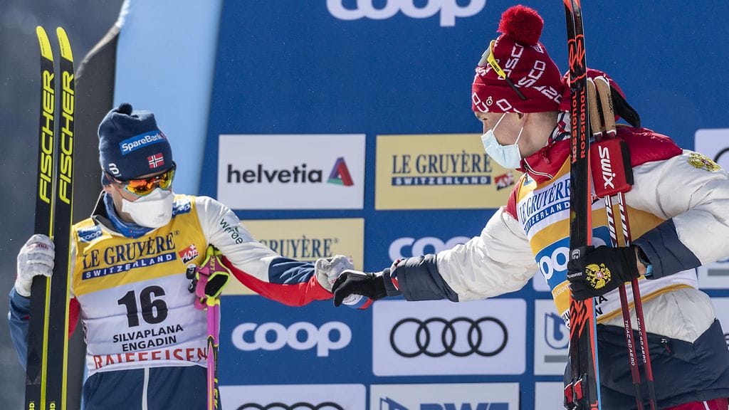 Johannes Hösflot Kläbo (vas.) ja Aleksandr Bolshunov tekivät nyrkkitervehdyksen palkintokorokkeella Sveitsin Engadinissa.