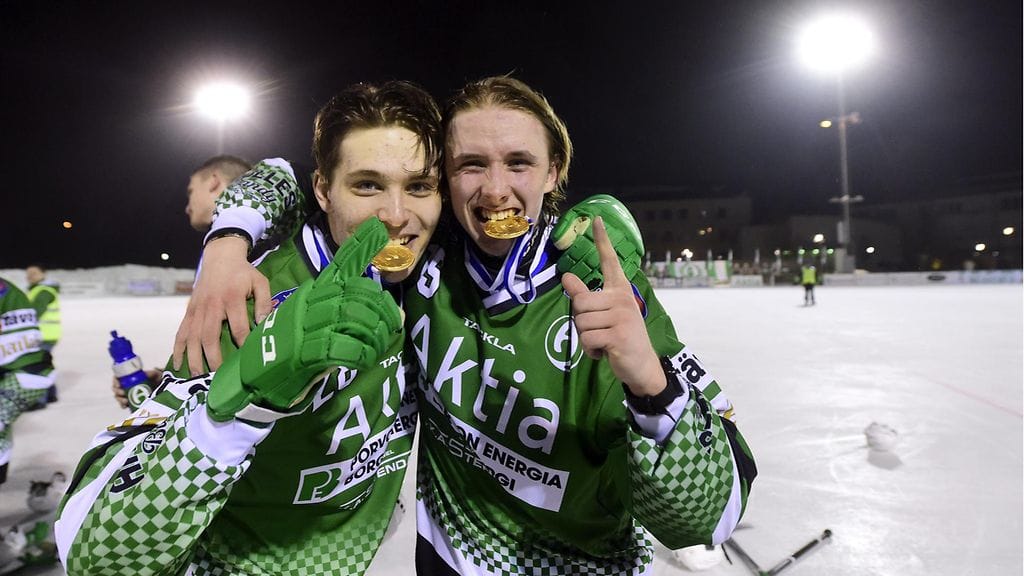 Akilleksen pelaajat Rasmus Fridolfsson (vas.) ja Casper Hänninen juhlivat Suomen mestaruutta.