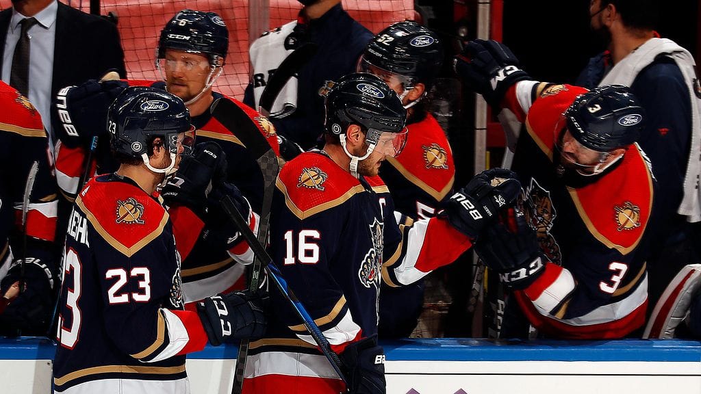 Aleksander Barkov teki kaksi maalia ja syötti yhden, kun Florida Panthers kaatoi Chicagon Blackhawksin.