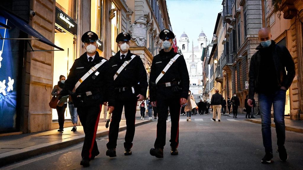 Roomassa poliisit partioivat ennen koronasulun alkamista.