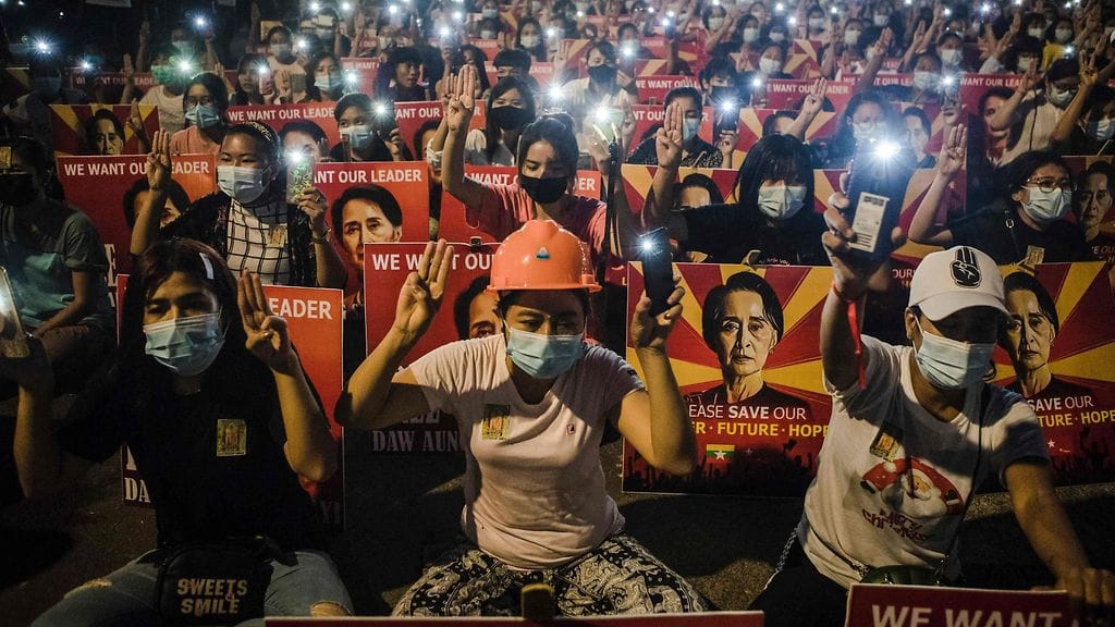 Sunnuntaina poliisit ja sotilaat tappoivat ainakin 38 mielenosoittajaa.