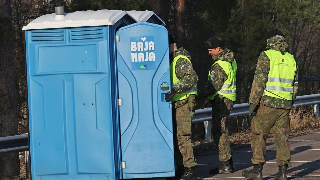 AOP Korona armeija puolustusvoimat bajamaja vessa wc varusmies