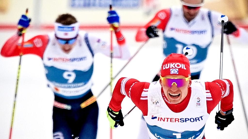 Aleksandr Bolshunov aikoo parantaa hiihtotekniikkaansa norjalaisten tyyliin maton avulla.