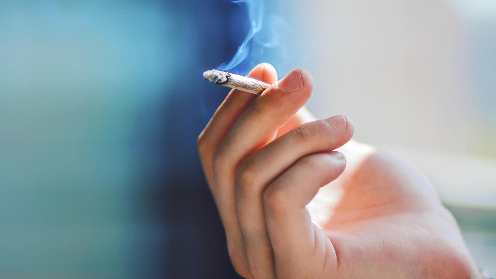 Tupakanpoltto sisätiloissa näkyy seinissä ja muilla kodin pinnoilla. Kuvituskuva.