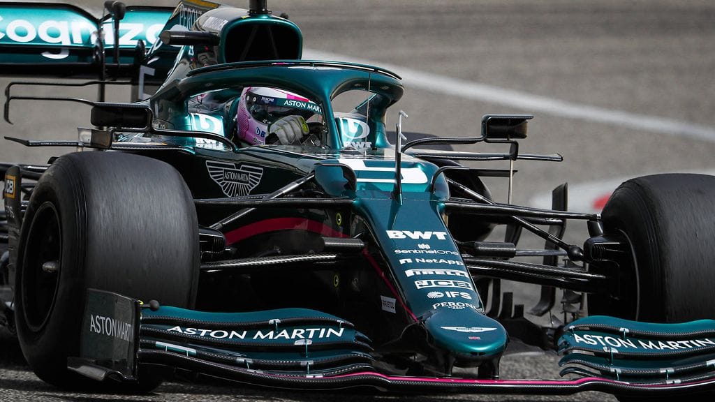 Sebastian Vettel saa nyt tutustua Mercedeksen voimanlähteellä toimivaan Aston Martiniin.