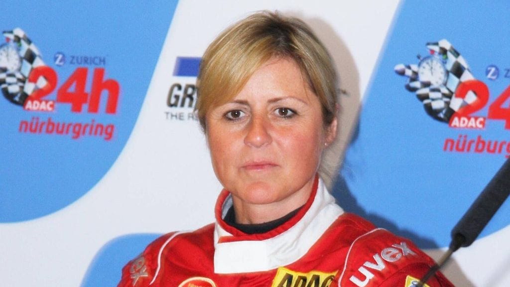Sabine Schmitz loi autourheilijana mainetta Nürburgringin radalla.