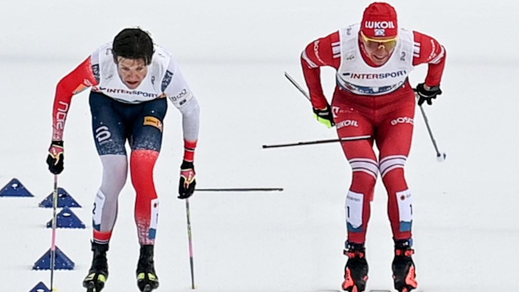 Aleksandr Bolshunov vihjaa, että hän saattaa asettaakin Johannes Hösflot Kläbon kuvan kotiinsa.