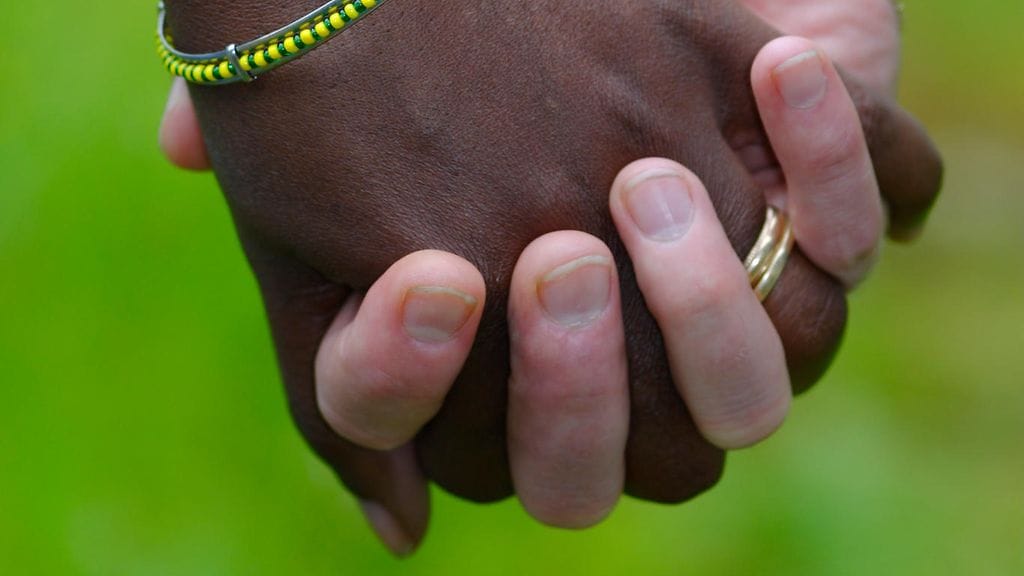 Yhdenvertaisuusvaltuutetun tehtäviin kuuluu edistää yhdenvertaisuutta ja puuttua esimerkiksi iän, uskonnon, vammaisuuden tai seksuaalisen suuntautumisen perusteella tapahtuvaan syrjintään. Tasa-arvovaltuutettu käsittelee sukupuoleen tai sukupuoli-identiteettiin liittyvää syrjintää.