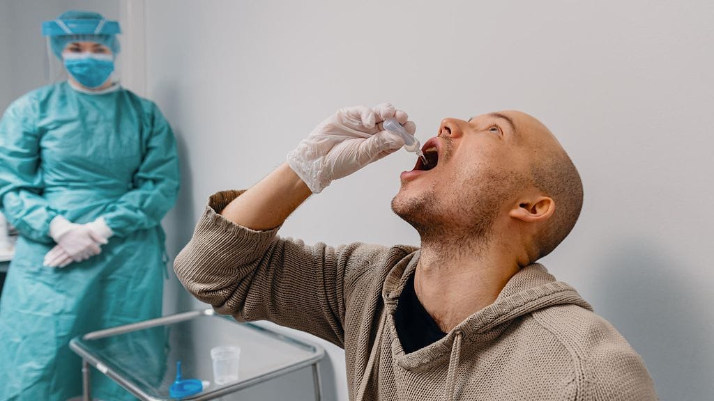 Terveystalon kuvaa kurlaamalla tehtävän koronastestin ottamisesta.