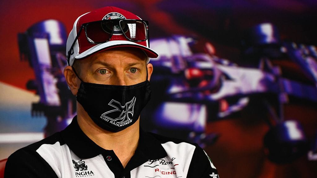 Alfa Romeo fiilisteli videolla Kimi Räikkösen uintireissua.