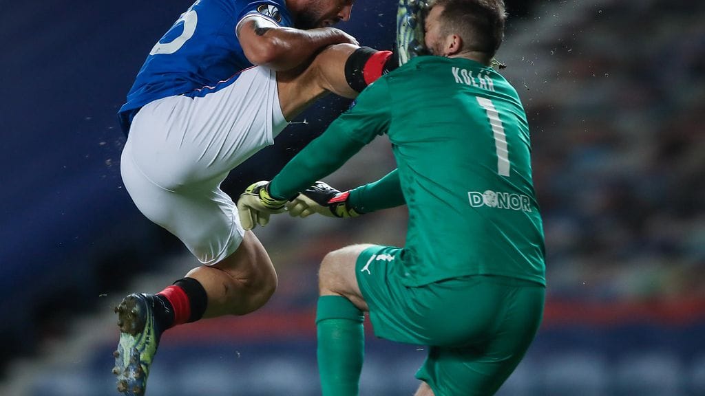 Kemar Roofe osui jalkapohja edellä Ondrej Kolaria kasvoihin.