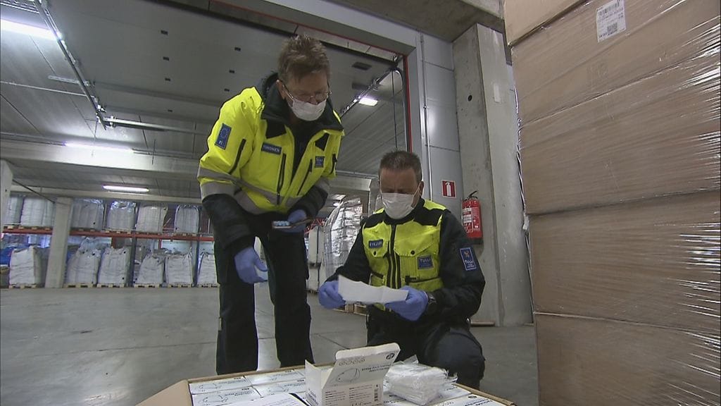 MTV Uutiset pääsi seuraamaan Vuosaaren satamaan suojamaskien tarkastusta. Nämä maskit ovat kiinalaista alkuperää, ja niiden osalta tarkastusprosessi on vielä kesken.