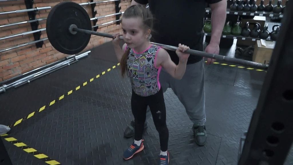 Sofia Trofimova kyykkää taitavasti.