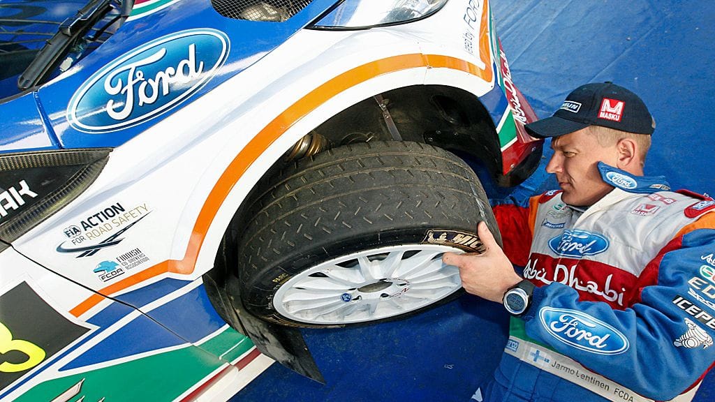 Mikko Hirvosen kartturi Jarmo Lehtinen pyörän kimpussa.