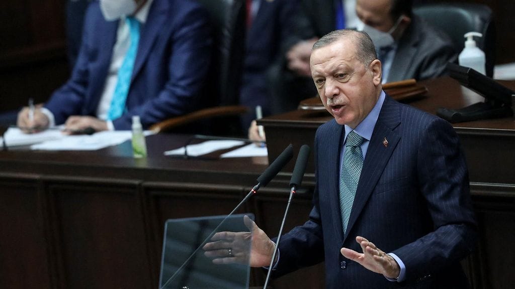 Presidentti Erdogan allekirjoitti irtautumispäätöksen perjantaina.