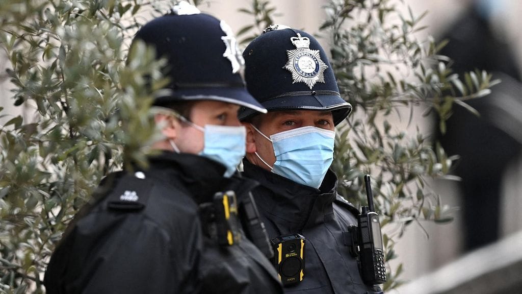 Bristolissa mielenosoitus alkoi rauhallisesti, mutta osa paikalle saapuneista alkoi mellakoida. Kuvan poliisit eivät liity tapaukseen.