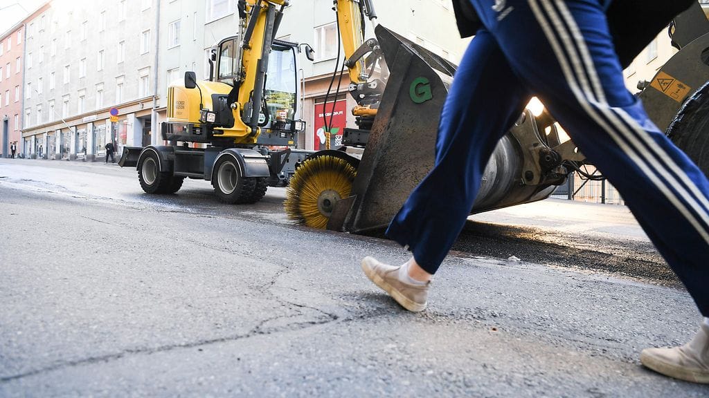 HSY:n mukaan katupölystä aiheutuvia oireita voi lievittää välttämällä vilkasliikenteisiä alueita.