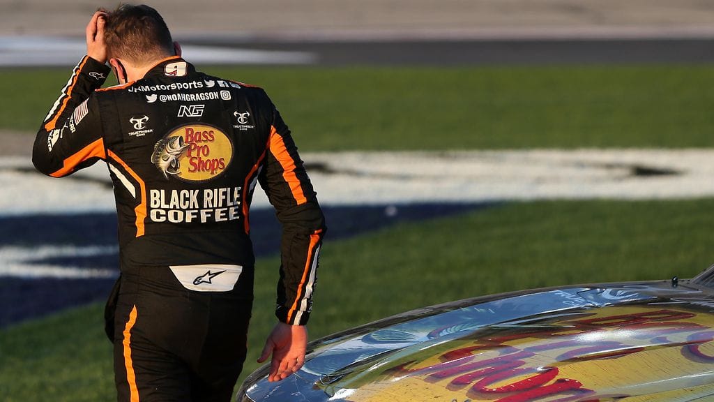 Noah Gragson oli harmistunut keskeytyksestä. Myöhemmin tunteet kuumenivat hänen kohdattuaan Daniel Hemricin.