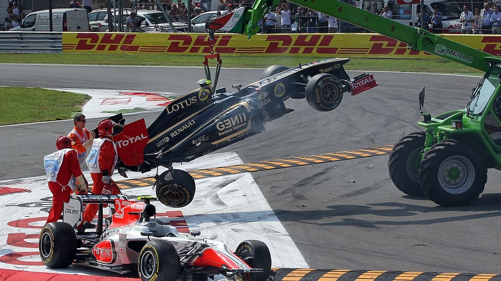 Monzan rataa siivotaan lähtökolarin jälkeen