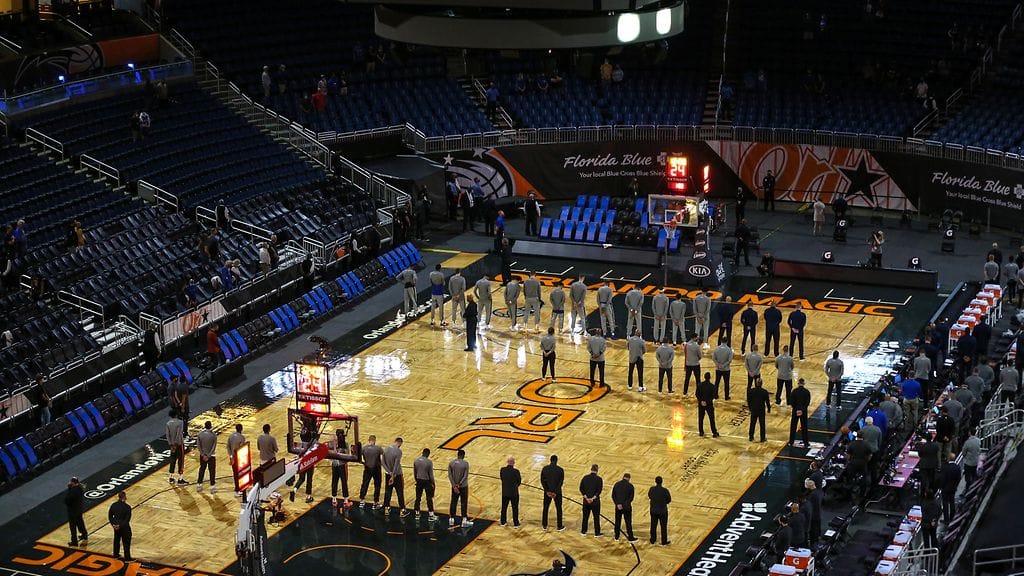 Denver Nuggetsin ja Orlando Magicin välisessä ottelussa pidettiin hiljainen hetki joukkoampumisen uhrien muistolle.