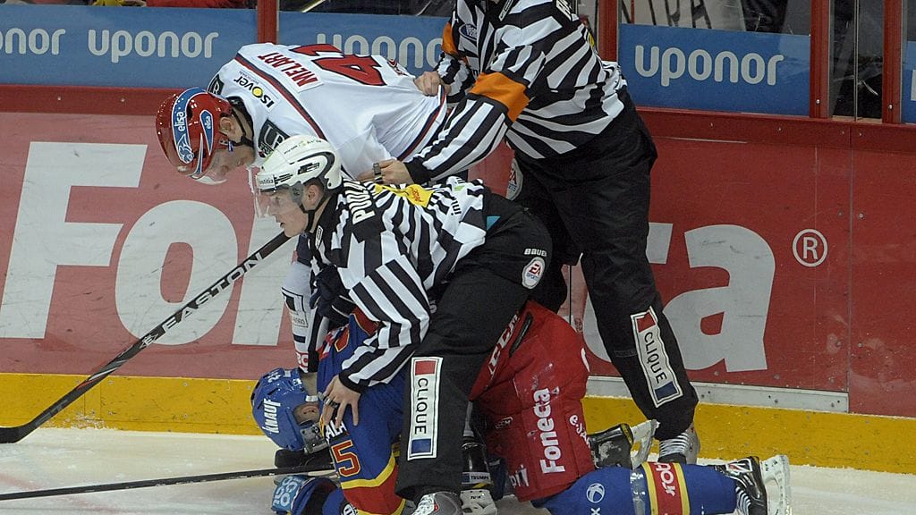 Jarkko Ruutu polvillaan Ilari Melartin edessä.