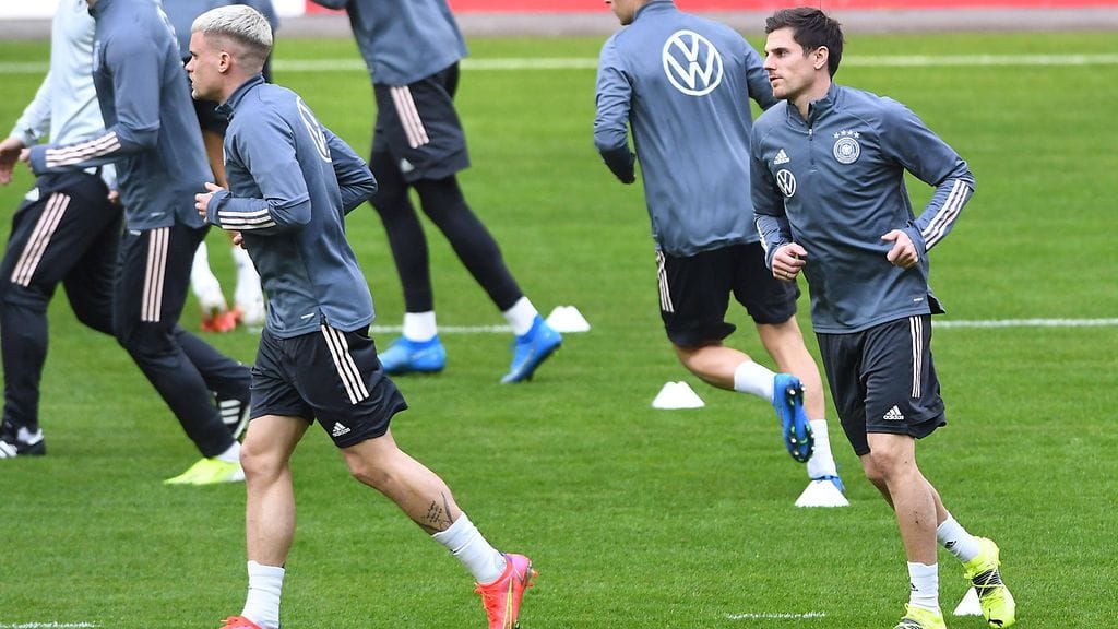 Jonas Hofmann (oik.) on harjoitellut tällä viikolla Saksan maajoukkueen mukana.