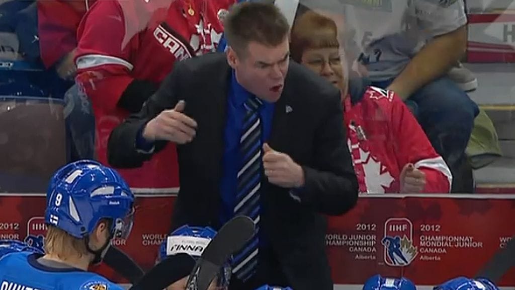 Raimo Helminen piiskaa Nuoria Leijonia.