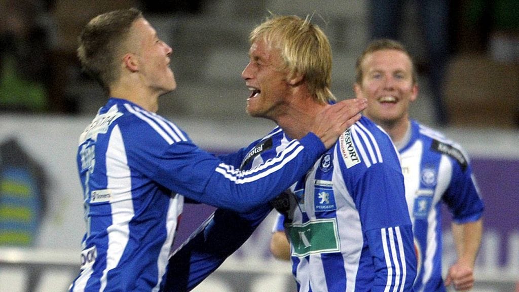 HJK:n Cheyne Fowler (kesk.), Alexander Ring (vas.) ja Sebastian Sorsa juhlivat