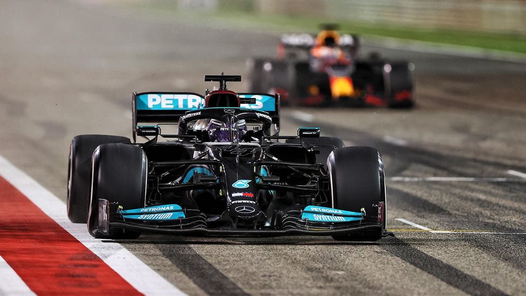 Lewis Hamilton voitti Max Verstappenin, kun tämän käskettiin antaa ykkössijansa takaisin ohituksen jälkeen.