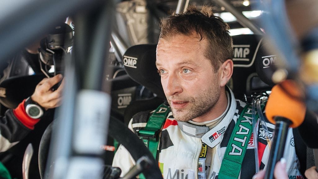 Juho Hänninen oli lystikkäällä tuulella Keniasta löydetystä Toyotan demoautosta.