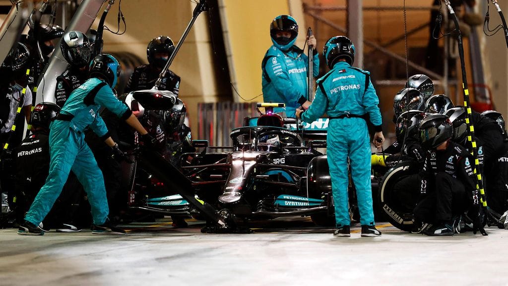 Valtteri Bottaksen toinen varikkokäynti meni täysin penkin alle.