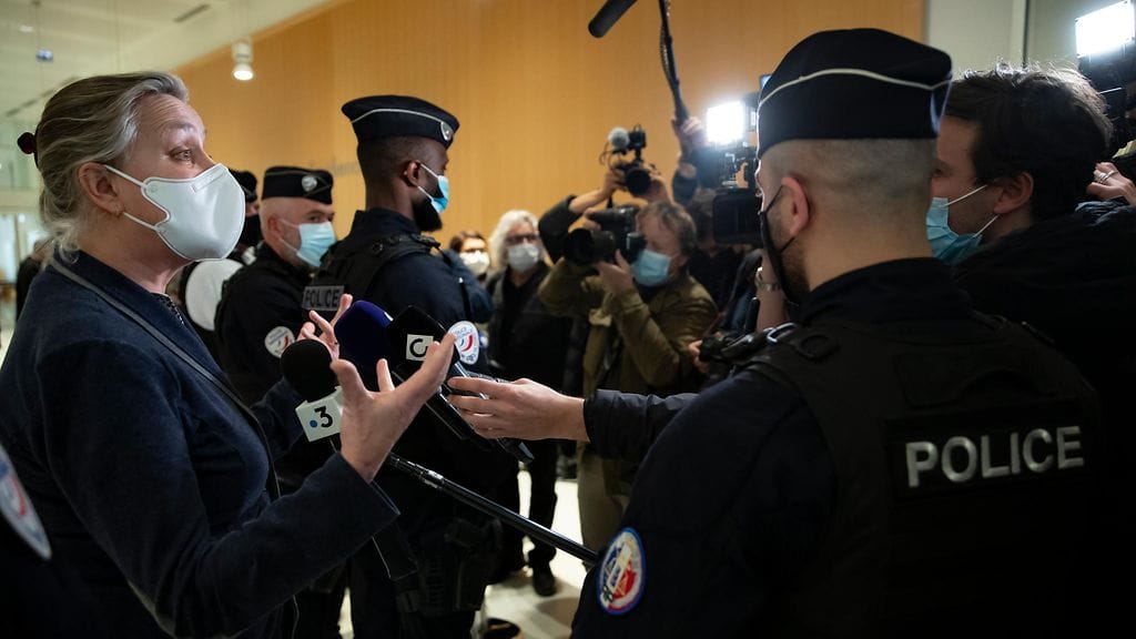 Keuhkosairauksiin erikoistunut lääkäri Irene Frachon puhuu lehdistölle oikeudenkäynnin päätyttyä.
