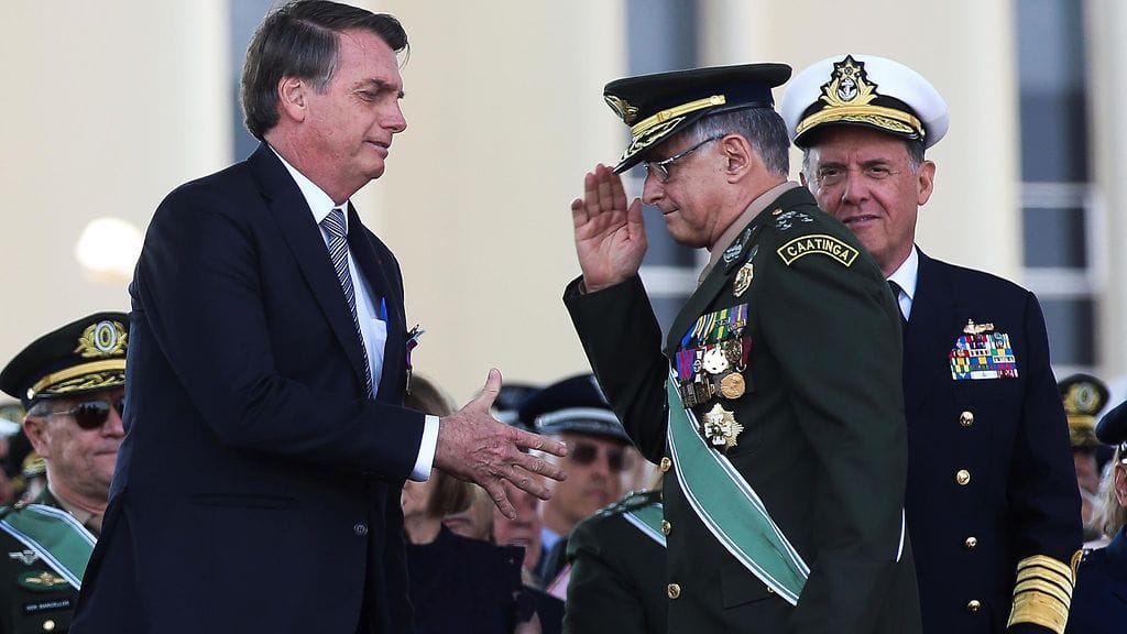 Presidentti Jair Bolsonaro kättelemässä Brasilian armeijan kenraalia elokuussa 2019.