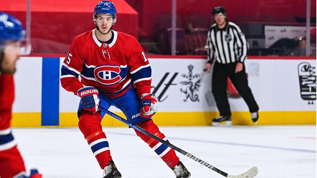 Jesperi Kotkaniemi pystyi jatkamaan peliä Connor McDavidin taklauksen jälkeen.